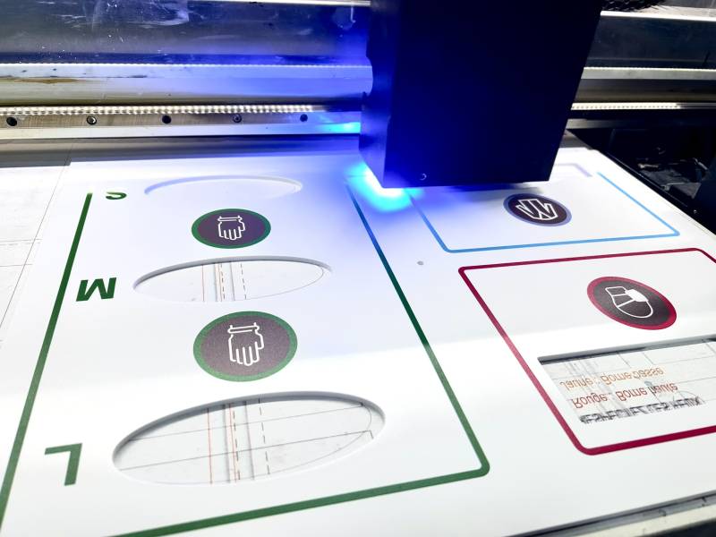 impression uv en atelier d’une façade precobox standardisée avec pictogrammes epi à paris