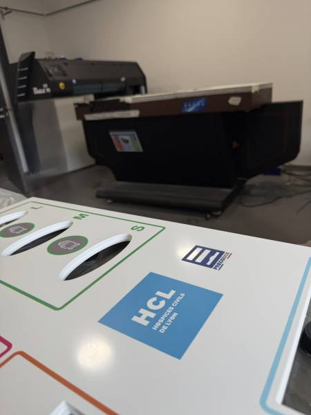 logo hcl imprimé sur distributeur precobox maxima en cours de production à signes pour livraison à lyon