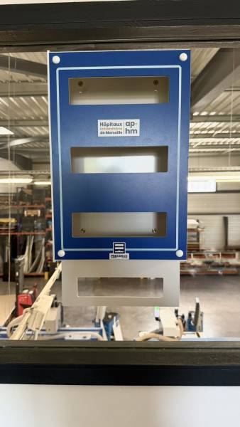 distributeur precobox prima 4 epi personnalisé ap hm marseille avec fixation ventouse pour gestion des équipements de protection individuelle