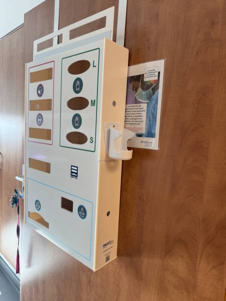 distributeur epi modulable precobox personnalisé installé en service hospitalier france
