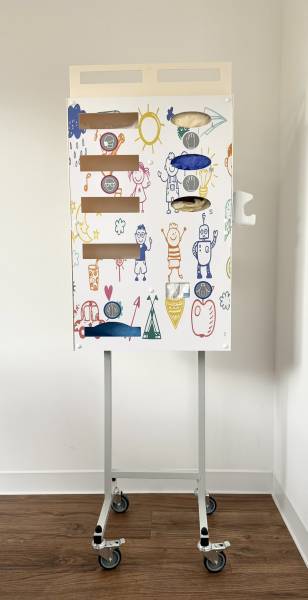 distributeur precobox maxima 9 epi personnalisé façade pédiatrique sur chariot roulant avec support sha en hôpital enfants à toulouse