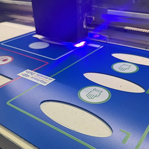 impression en cours des distributeurs epi sur mesure pour l’aphm à marseille avec découpe précise