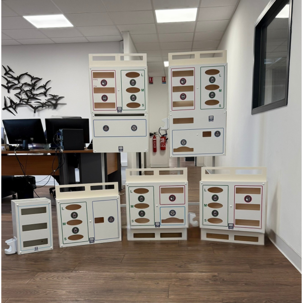 gamme de distributeurs d’epi precobox installés dans un bureau, avec différents modèles alignés au sol et sur pied
